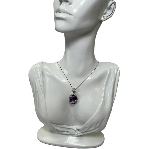 Chaîne avec Grand Pendentif Ovale en Améthyste et Petits Zircones