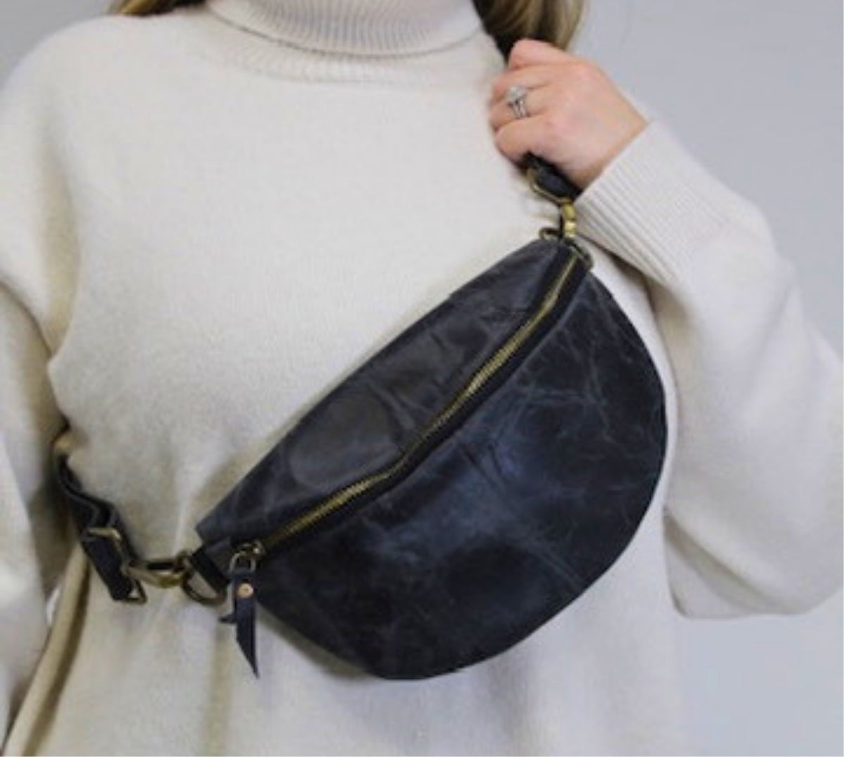 The Arc Crossbody Black #1337